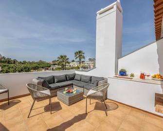 Vila Sol with Pool, Garden & Rooftop Terrace - Quarteira/康提拉 - 陽台