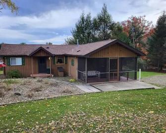 Peaceful Deer View Cabin 2 Br - Titusville - Edificio