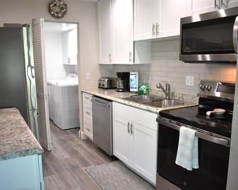 Anna Maria and Beaches minutes away~Pool, boat dock - Bradenton - Küche