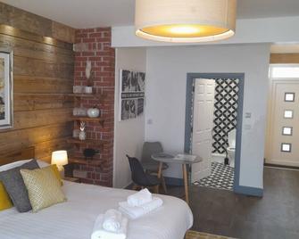Scrummy Cabin - Deluxe with courtyard view - Par - Bedroom