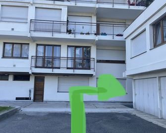 Je Loue un Studio Tout Équipé à la Semaine sur Clamart ! Proche du Métro - Clamart - Building