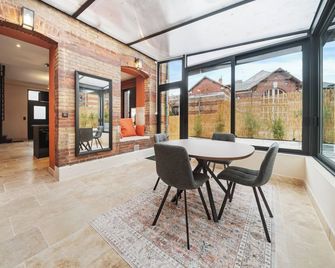 Maison d'architecte avec Jacuzzi, Quartier Prémontrés - Pont-à-Mousson - Essbereich