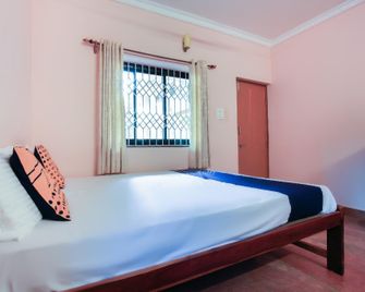 Spot On 63587 God's Gift Guest House - Арамбол - Спальня
