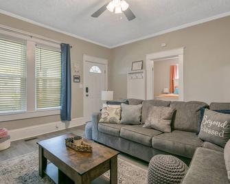 Your Newest, Remodeled, and Fully-Furnished AirB&B in the Heart of Fayetteville! - Fayetteville - Living room