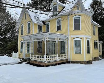 Historic Kugler Cottage, built 1871, Charming 5-Bedroom Stay - Oil City - Building