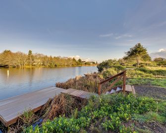 Canal-Front Home in Ocean Shores w/ Dock & Views! - Ocean Shores - Vista del exterior