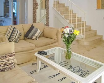 3 bedroom amazing home in Estepona - San Pedro de Alcántara - Wohnzimmer