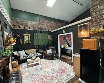 The Atrium - A Boutique Hotel - Suite 12 - Perryville - Living room