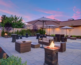 Holiday Inn East Windsor - Cranbury Area By IHG - East Windsor - Patio