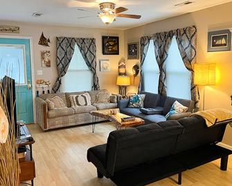 Chincoteague Island House \'Sir Whelk-A-Lot\' Kayaks Included! Downtown Location! - Chincoteague - Living room