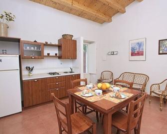 Casa Sabedda A: A characteristic and welcoming apartment that is part of an ancient country house in a quiet position, surrounded by the Sicilian countryside, with Free WI-FI. - Santa Croce Camerina - Sala pranzo