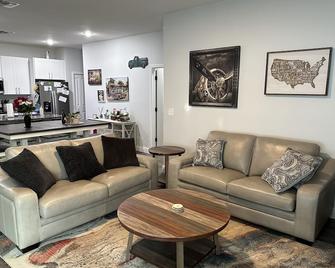Beautiful 3Br 2Ba Cozy, Dog Friendly Home - Orange City - Living room
