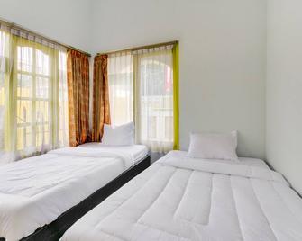 Orange inn RedPartner Madiun - Madiun - Bedroom