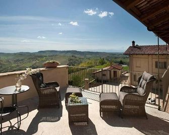 Tenuta Bricchi - Sinio - Балкон