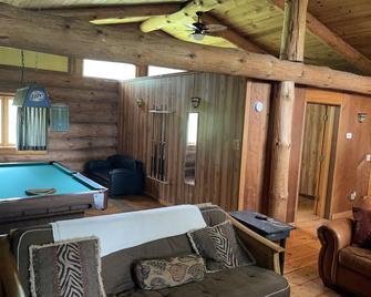 Log Cabin with Brand-new Hot Tub! W/ Pool Table - Near Downtown Cape and Casino - Cape Girardeau - Living room