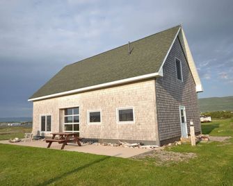 New Beachfront Post+beam Cottage, Amazing Sunsets and Just Off Cabot Trail - Cheticamp - Bâtiment