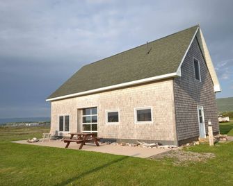 New Beachfront Post+beam Cottage, Amazing Sunsets and Just Off Cabot Trail - Cheticamp - Building