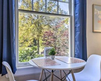 Historical 1BR Apt in Glenwood - راليغ - غرفة طعام