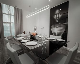 Kwarleyz Residence Hotel & Suites - אקרה - חדר אוכל