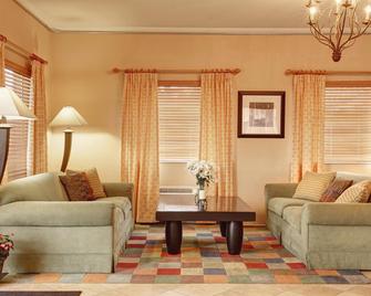 The Hotel Salem - Salem - Living room