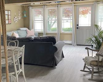 CoZzzy Family Cottage on Lake Erie with Crib & Bunks! - Ashtabula - Living room