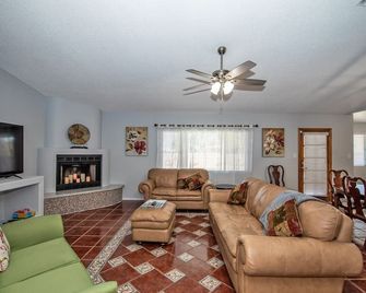 TMK-Spacious 4br home with pool for your comfort. EV charger available - Yuma - Living room