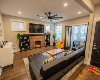 Loyola Lookout – Sporty 3BR Apt Steps from Loyola & Lake w/ Free Parking - Chicago - Living room