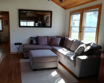 Magician Lake Escape - Perfect Getaway - New Listing - Dowagiac - Living room