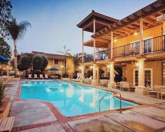 Chic hotel suite with WiFi and AC in amazing Anaheim - Anaheim - Piscina