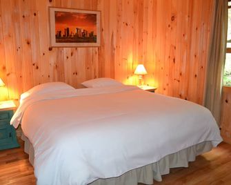 Stunning View, Secluded Luxury Treehouse, State Park Resort, Appalachian Trail - Roan Mountain - Bedroom