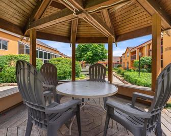 Chicago Club Inn & Suites - Westmont - Patio