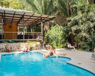 Believe Surf & Yoga Lodge Santa Teresa - Santa Teresa - Pool