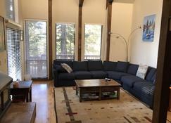 Spacious mountain retreat near skiing and lake. - Tahoe Vista - Huiskamer