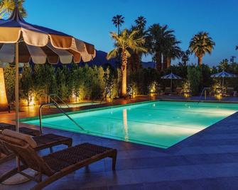 أزور سكاي هوتل - لبالغين فقط - بالم سبرينغس - حوض السباحة