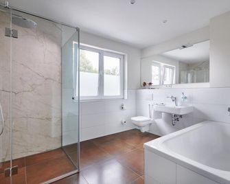 Bei Meyers - Ferienhaus Leipzig Neue Messe - Leipzig - Bathroom