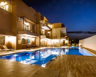 Gregory Comfort Hotel - Darátsos - Басейн