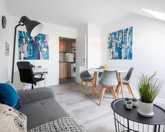 Le Monnet - Cosy 2-Person Apartment near Metro Gorge de Loup - Lyon - Living room