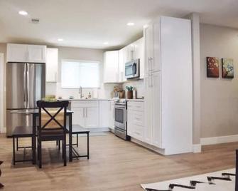 Cozy 3 bedroom in Westminster - Westminster - Kitchen