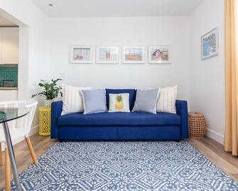 Great Beach Apartment One Block From The Beach! - Surfside - Living room
