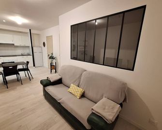 Attractive, renovated 2-room apartment by the lake - Saint-Jean-d'Angély - Вітальня