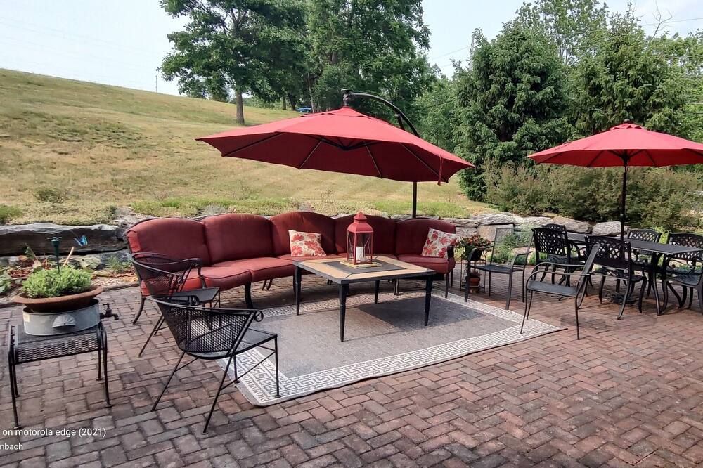 Historical Plum Creek Place - charming spring house Suite - near Reading PA