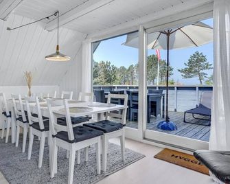 Pet friendly home in Glesborg with WiFi - Fjellerup Strand - Comedor