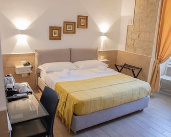 H22 Hotel - Neapel - Schlafzimmer