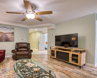 Starstorm Mountain Apartment Lakeview deck & hiking trail, near many activities. - Lake Junaluska - Living room