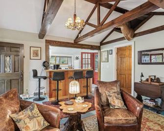 Charming 2-bdrm cabin in quaint Afton area with seasonal views of river! - Hastings - Living room