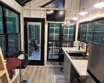Holly Trail Treehouse in Anderson W/Wifi, Ac, Smart Tv, Full Bath And Washer - Anderson - Kitchen