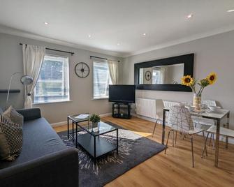 Saffron Court by Wycombe Apartments - Apt 08 - High Wycombe - Huiskamer