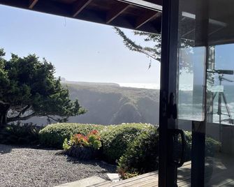 Cozy hideaway on the edge of the bluff overlooking the ocean - 門多西諾 - 陽台