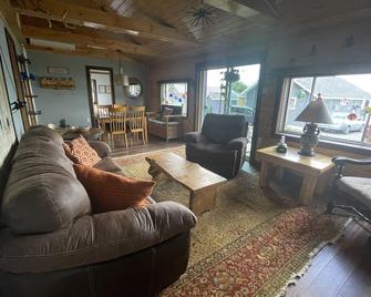 Bluebird Cottage on Silver Lake near Letchworth State Park Entrance - Castile - Living room