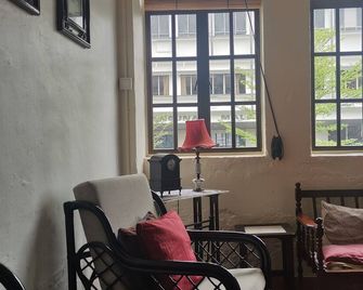 Sojourn Beds & Cafe - Hostel - Taiping - Living room